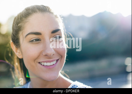 Porträt der jungen Frau wegsehen, Lächeln Stockfoto