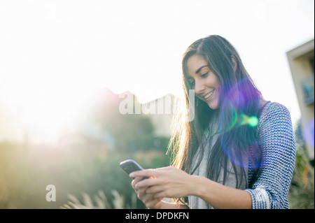 Junge Frau mit smartphone Stockfoto