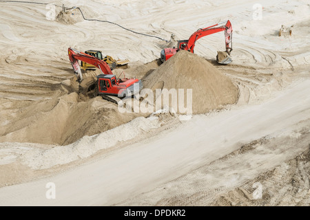 Baggern im sand Stockfoto