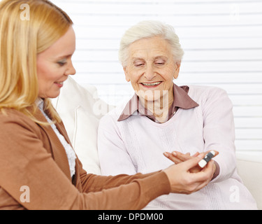 Frau macht eine Blutzuckermessung für Senioren mit diabetes Stockfoto