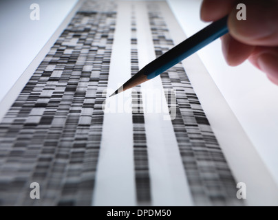 Wissenschaftler betrachten DNA-Gel verwendet in der Genetik, Forensik, Pharmaforschung, Biotechnologie und Biomedizin Stockfoto