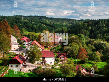 sehen Sie sich auf Therural Haus neben der Weide, Slowenien Stockfoto