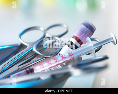 Tablett mit medizinischen Geräten und Blutprobe in Ärzte Chirurgie Stockfoto