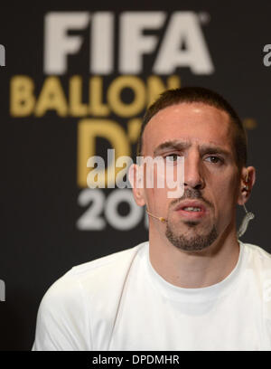 FC Bayern Franck Ribery von Frankreich, nominiert für den FIFA-Herren World Player of the Year Award, besucht eine Pressekonferenz der FIFA Ballon d ' or Gala 2013 im Kongresshaus in Zürich, Schweiz, 13. Januar 2014 statt. Foto: Patrick Seeger/dpa Stockfoto