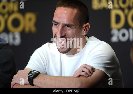 FC Bayern Franck Ribery von Frankreich, nominiert für den FIFA-Herren World Player of the Year Award, besucht eine Pressekonferenz der FIFA Ballon d ' or Gala 2013 im Kongresshaus in Zürich, Schweiz, 13. Januar 2014 statt. Foto: Patrick Seeger/dpa Stockfoto