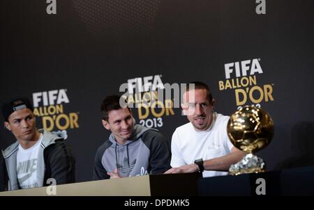 Zürich, Schweiz. 13. Januar 2014. Real Madrids Portugiesisch weiterleiten, Cristiano Ronaldo, argentinische vorwärts Barcelonas Lionel Messi und Bayerns französische Mittelfeldspieler Franck Ribery (aus L, R), nominiert für den Spieler des Jahres 2013, besuchen eine Pressekonferenz vor dem Ballon d ' or Award Zeremonie in Zürich, Schweiz, am 13. Januar 2014. Bildnachweis: Wang Siwei/Xinhua/Alamy Live-Nachrichten Stockfoto