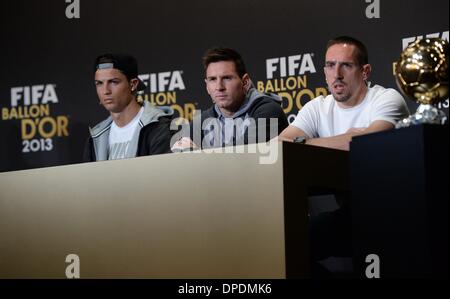 Zürich, Schweiz. 13. Januar 2014. Real Madrids Portugiesisch weiterleiten, Cristiano Ronaldo, argentinische vorwärts Barcelonas Lionel Messi und Bayerns französische Mittelfeldspieler Franck Ribery (aus L, R), nominiert für den Spieler des Jahres 2013, besuchen eine Pressekonferenz vor dem Ballon d ' or Award Zeremonie in Zürich, Schweiz, am 13. Januar 2014. Bildnachweis: Wang Siwei/Xinhua/Alamy Live-Nachrichten Stockfoto