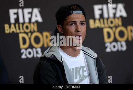 Zürich, Schweiz. 13. Januar 2014. Real Madrids portugiesischen vorwärts Cristiano Ronaldo, nominiert für den Spieler des Jahres 2013, besucht eine Pressekonferenz vor den Ballon d ' or Award Zeremonie in Zürich, Schweiz, am 13. Januar 2014. Bildnachweis: Wang Siwei/Xinhua/Alamy Live-Nachrichten Stockfoto