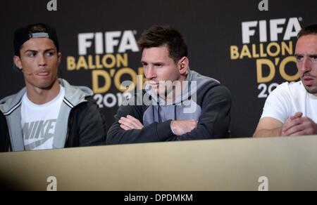 Zürich, Schweiz. 13. Januar 2014. Barcelonas argentinischen vorwärts Lionel Messi (C) nominiert für den Spieler des Jahres 2013 besucht eine Pressekonferenz vor den Ballon d ' or Award Zeremonie in Zürich, Schweiz, am 13. Januar 2014. Bildnachweis: Wang Siwei/Xinhua/Alamy Live-Nachrichten Stockfoto