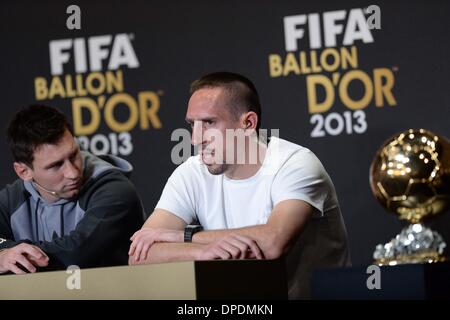 Zürich, Schweiz. 13. Januar 2014. Bayerns französische Mittelfeldspieler Franck Ribery (R), nominiert für den Spieler des Jahres 2013, besucht eine Pressekonferenz vor den Ballon d ' or Award Zeremonie in Zürich, Schweiz, am 13. Januar 2014. Bildnachweis: Wang Siwei/Xinhua/Alamy Live-Nachrichten Stockfoto