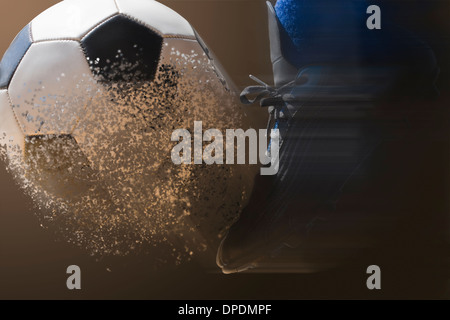 Fußball-Spieler und Fußball mit Bewegungsunschärfe hautnah Stockfoto