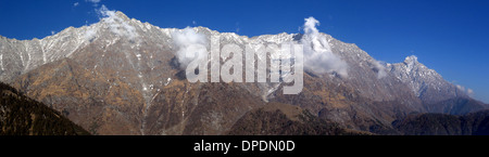 Von Triund-Mond Peak und indischen 'Matterhorn', Dhauladhar Berge, Nr. Mcleodganj, Dharamshala, Himachal Pradesh, Nordindien. Stockfoto