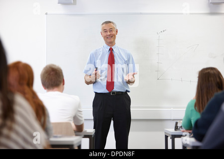 Reife Lehrer vor Klasse Stockfoto