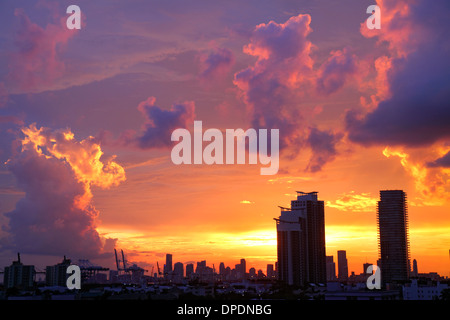 Miami Beach Florida, Sonnenuntergang, Wolken, Wetter, Himmel, farbenfroh, Hochhaus Wolkenkratzer Gebäude Wohngebäude Gebäude, ICON South Beach, Mura Stockfoto