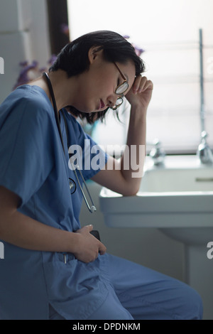 Porträt von einem gestressten junge Ärztin im Büro Stockfoto