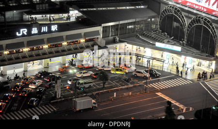 Shinagawa JR-Bahnhof bei Nacht - Minato-Ku, Tokyo, Japan Stockfoto