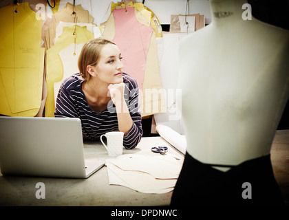 Näherin, arbeiten am Tisch Stockfoto