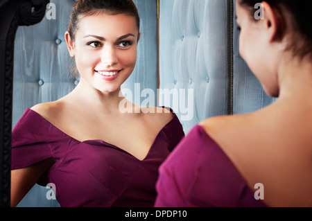 Junge Frau Kleid anprobieren Stockfoto