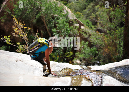 Weibliche Wanderer hocken auf Felsen, Mount Wilson, Red Rock Canyon, Nevada, USA Stockfoto