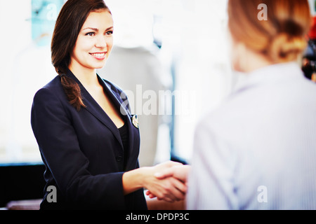 Geschäftsfrauen die Hände schütteln Stockfoto