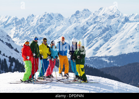 Gruppe von Skifahrern stehen in Kühtai, Tirol, Österreich Stockfoto