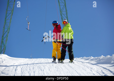 Skifahrer auf Schleppliftes in Kühtai, Tirol, Österreich Stockfoto