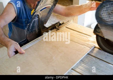 Ein nassen sah Fräser verwendet wird, um Bodenfliese geschnitten Stockfoto