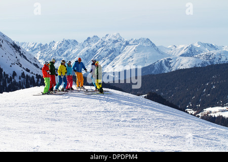 Gruppe von Skifahrern stehen in Kühtai, Tirol, Österreich Stockfoto