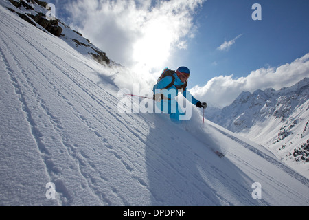 Frau abseits der Pisten in Kühtai, Tirol, Österreich Stockfoto