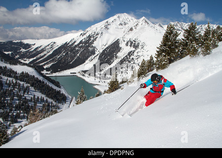 Man Off-Piste Skifahren, Kühtai. Österreich Stockfoto