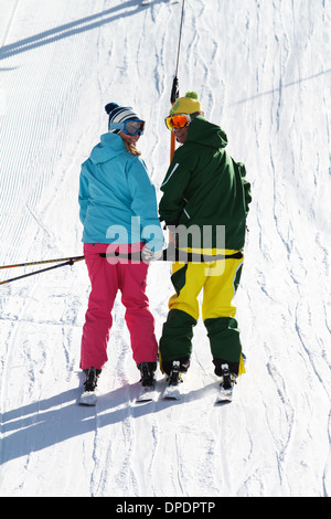 Skifahrer auf Schleppliftes in Kühtai, Tirol, Österreich Stockfoto