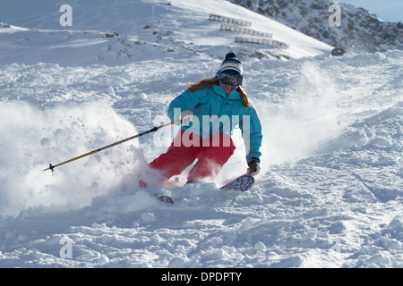 Frau Skifahren in Kühtai, Tirol, Österreich Stockfoto