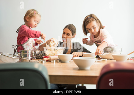 Mutter und Kinder backen, Teig mischen Stockfoto