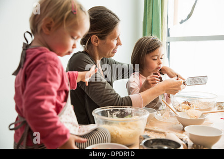 Mutter und Kinder backen Stockfoto