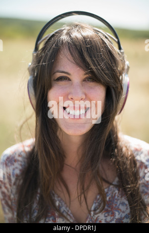 Porträt von Mitte Erwachsene Frau mit Kopfhörern Stockfoto