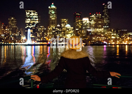 Frau und Seattle Skyline bei Nacht, Washington, USA Stockfoto