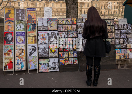 Traditionelle Souvenir-Stand am Ufer der Seine, Paris Stockfoto