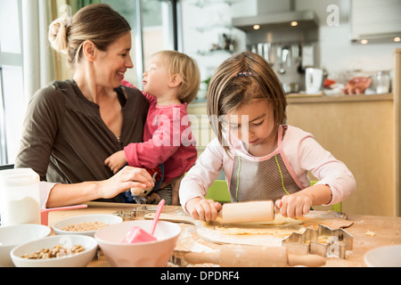 Mädchen in Küche Backen Stockfoto