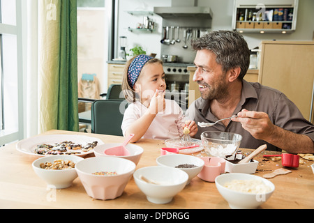 Vater und Tochter Backen in Küche Stockfoto