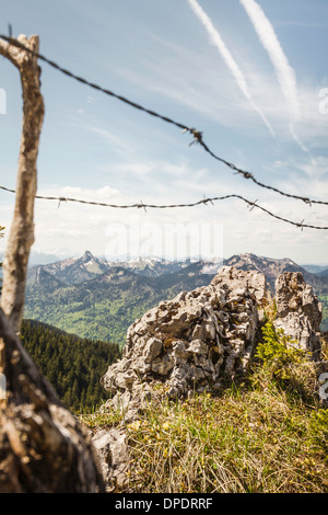 Stacheldrahtzaun auf Mt Wallberg, Bayern, Deutschland Stockfoto