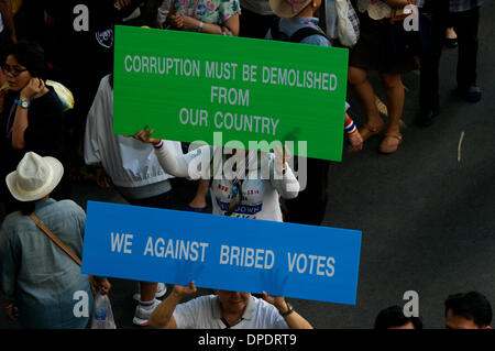 Bangkok, Thailand. Januar 13., 2014. Regierungsfeindliche Demonstranten tragen Schilder und marschieren in der Innenstadt von Bangkok die Straße Rama 1 entlang. Bei einem versuchten Shutdown von Bangkok gingen Zehntausende Demonstranten auf die Straße, um den Rücktritt des thailändischen Premierministers Yingluck Shinawatra zu fordern. „Shutdown Bangkok“ wird vom Ausschuss für Demokratische Reformen des Volkes (PDRC) organisiert. Kredit: Kraig Lieb / Alamy Live Nachrichten Stockfoto