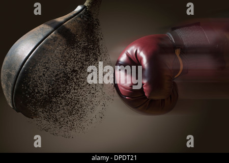 Boxer hautnah und Punsch Tasche mit Bewegungsunschärfe Stockfoto