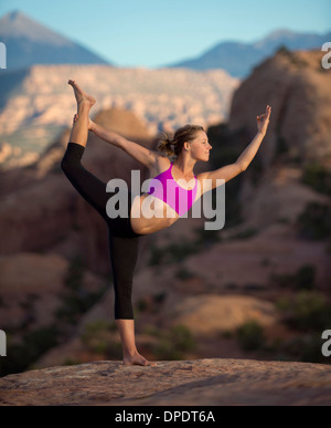 Junge Frau tut Yoga, Moab, Utah, USA Stockfoto