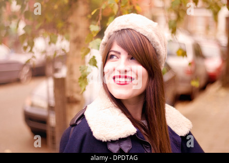 Porträt der jungen Frau mit Winterkleidung Stockfoto