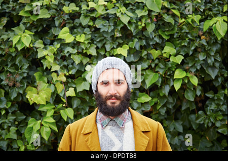 Lächelnd Hipster bärtigen männlichen Studenten in Vintage-Kleidung Stockfoto