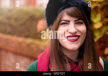 Porträt der jungen Frau mit Winterkleidung Stockfoto