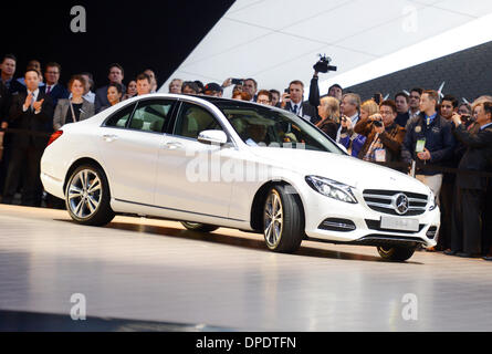 Detroit, USA. 13. Januar 2014. Die Mercedes-Benz C-Klasse wird am ersten Pressetag von der North American International Auto Show (NAIAS) in Cobo Center Detroit in Detroit, USA, 13. Januar 2014 vorgestellt. NAIAS läuft vom 13. bis 26. Januar 2014, anfangs, dass es nur für die Presse und Auto Händler, später für die Öffentlichkeit als auch offen. Foto: ULI DECK/DPA/Alamy Live-Nachrichten Stockfoto