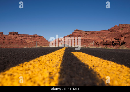 Highway 95 in der Nähe von Hite, Utah, USA. Stockfoto