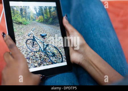 Bild der jungen Frau mit digital-Tablette beschnitten Stockfoto