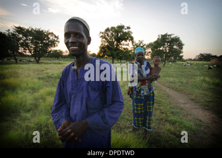 Ghanaische Familie bei der Feldarbeit Stockfoto